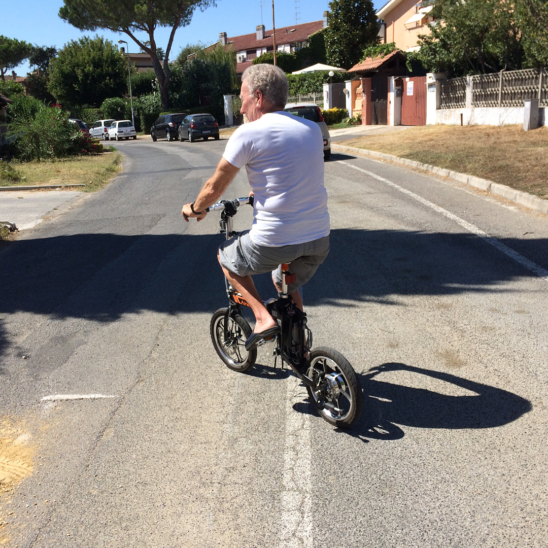 Airwheel R5 electric assist bike