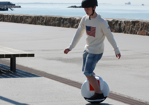 The Airwheel X8, as a self-balancing unicycle, is featured with stunning design and outstanding maneuverability. It’s the transportation of the future for commuters and students.