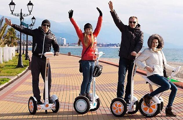 En outre, A3 hoverboard électrique est livré avec une béquille rétractable pour la facilité de parking et de stockage. 